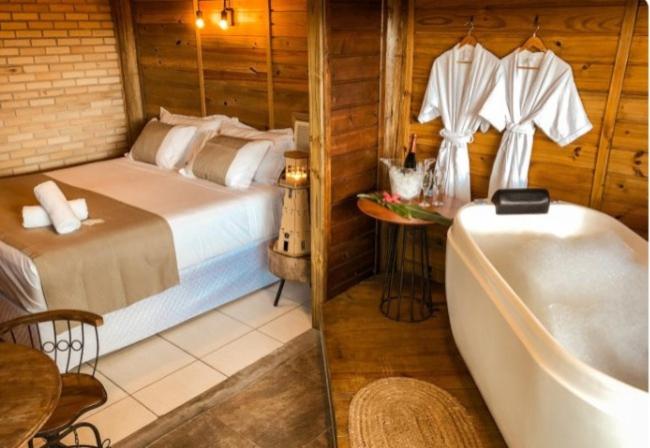 Cama ou camas em um quarto em Pousada Villa Verde - Frente para a Praia do Farol