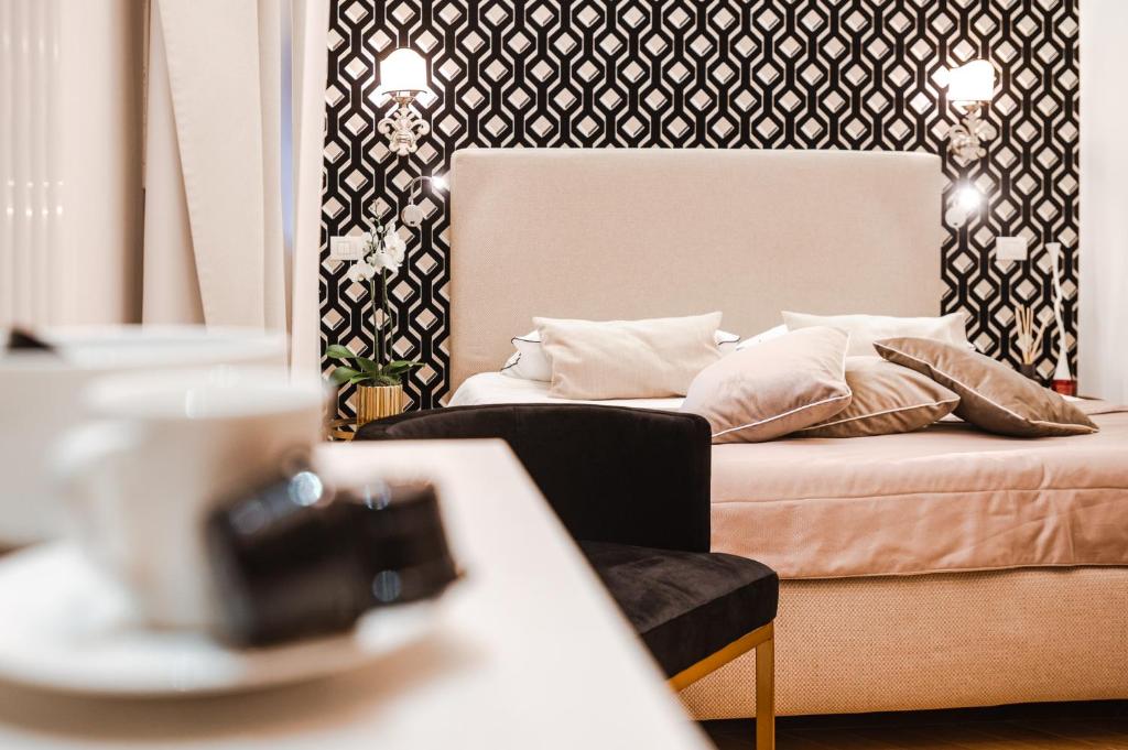 A bed or beds in a room at EBL LUXURY HOME