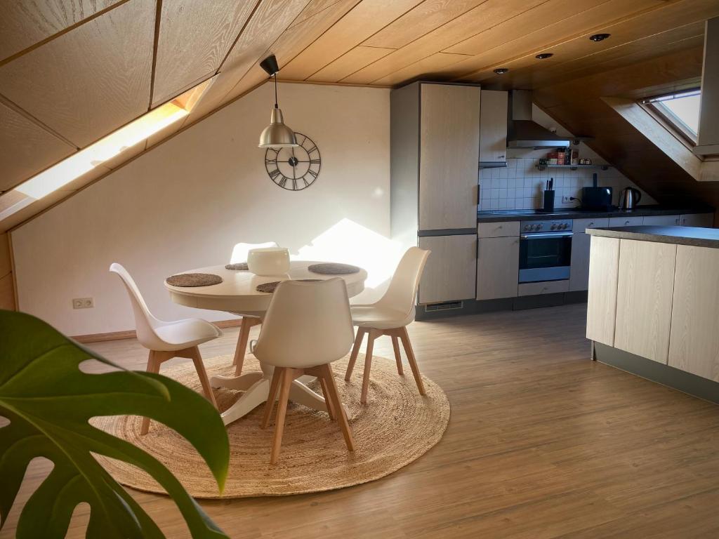 een keuken en eetkamer met een tafel en stoelen bij In der Natur gelegene Wohnung mit Weitblick in Hüthum