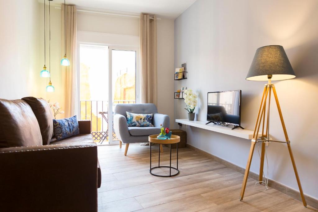 salon z kanapą i lampą w obiekcie 'Montano Three' Center by ELE Apartments w Maladze