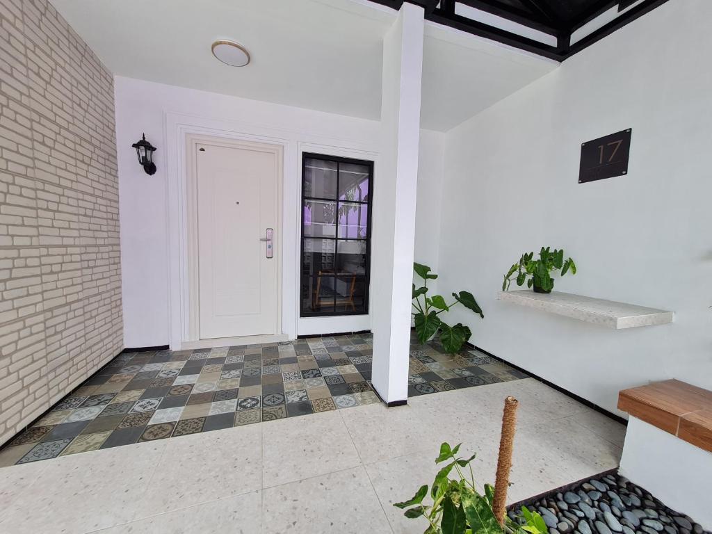 a room with a white door and a tile floor at El jenna syariah villas in Tjolomadu