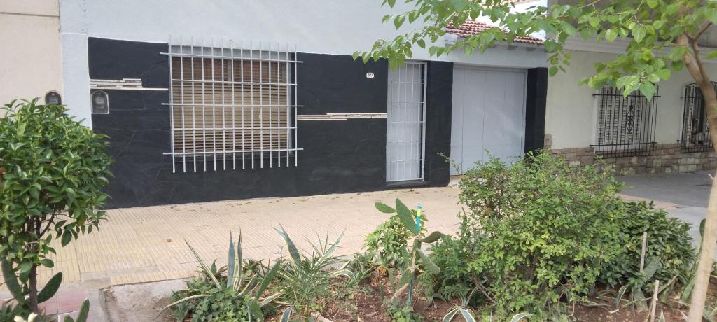 Maison noire et blanche avec portail dans l'établissement Grali home, à Mendoza