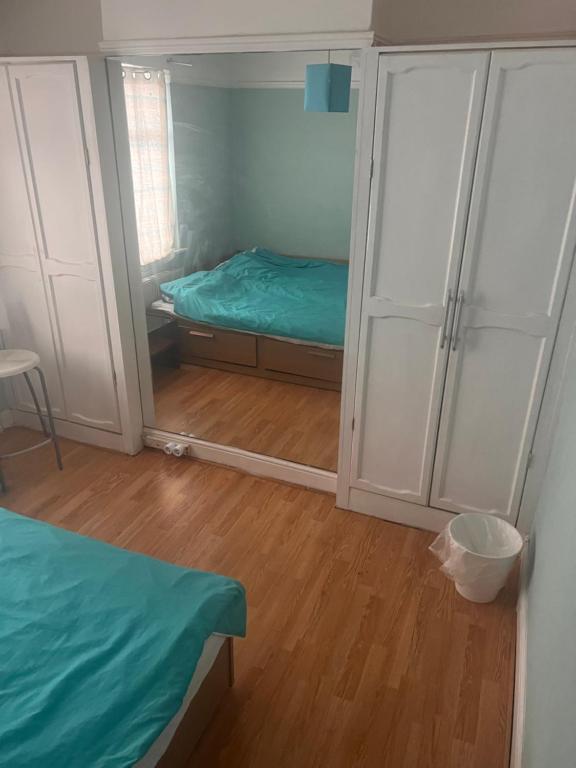 Postel nebo postele na pokoji v ubytování Double Rooms in Shared Home