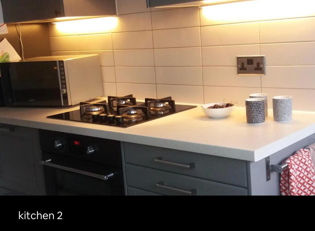 Kuchyň nebo kuchyňský kout v ubytování Double Rooms in Shared Home