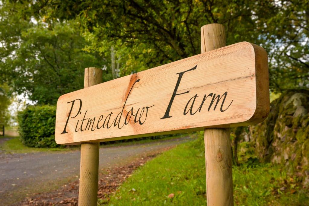 drewniany znak, który czyta farmę Pendleton w obiekcie The Steading at Pitmeadow Farm w mieście Dunning
