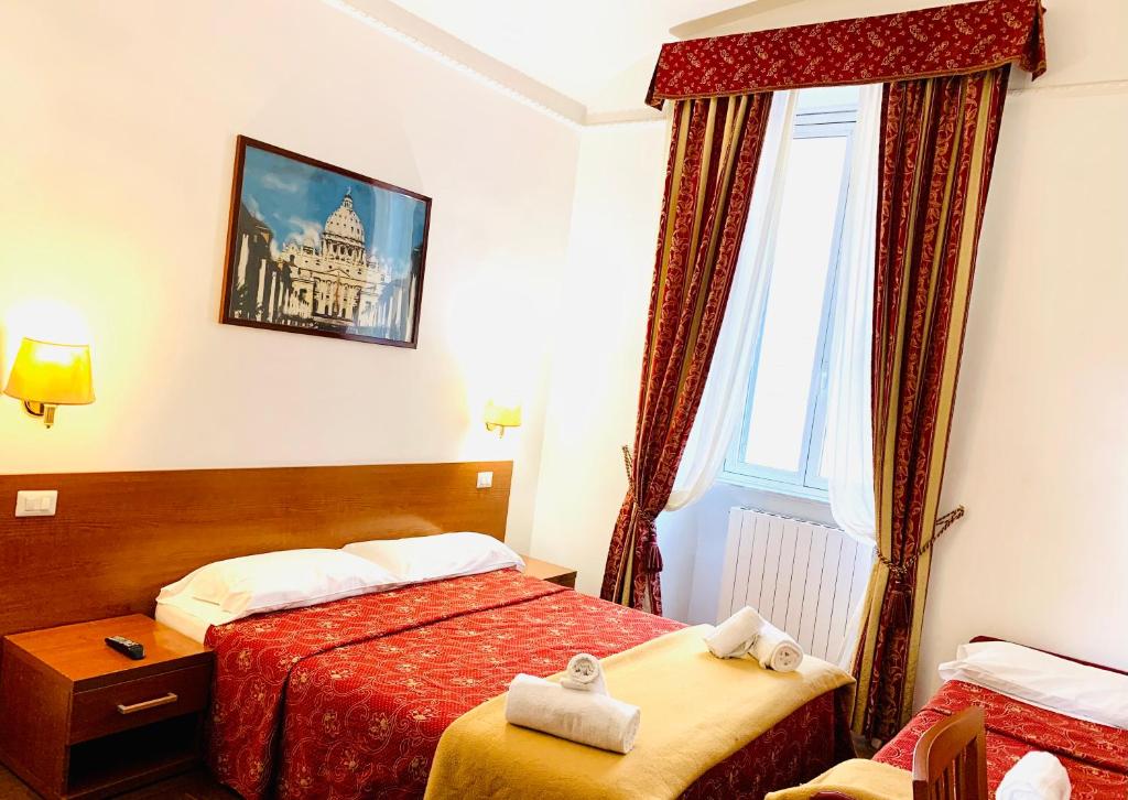 pokój hotelowy z 2 łóżkami i oknem w obiekcie Toffa Place In Rome w Rzymie