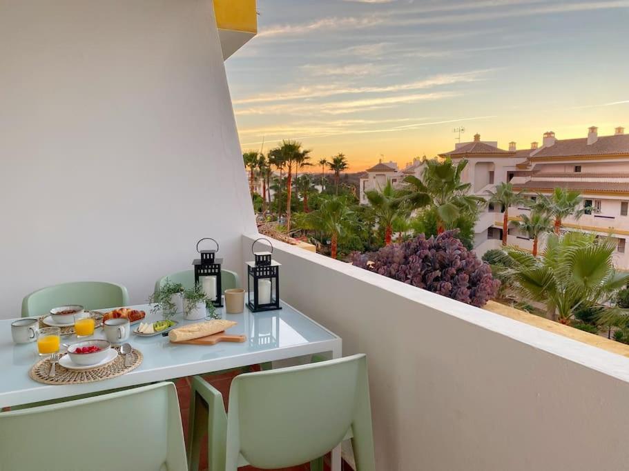 米哈斯科斯塔的住宿－Wonderful appartement on golf site near Marbella，市景阳台的早餐桌
