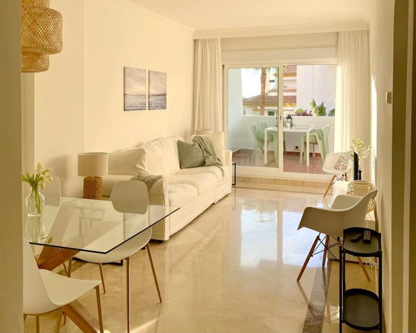 Posezení v ubytování Wonderful appartement on golf site near Marbella