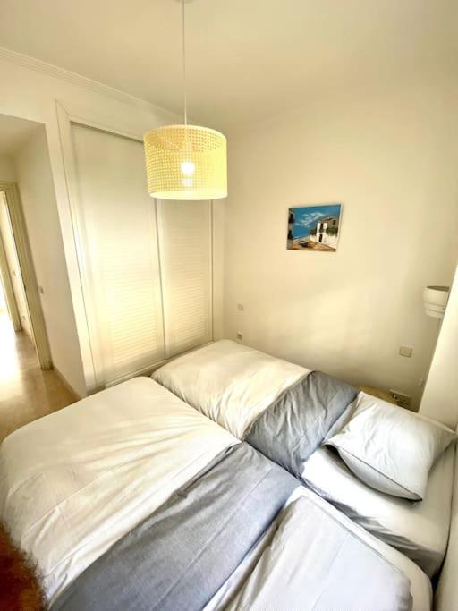 Postel nebo postele na pokoji v ubytování Wonderful appartement on golf site near Marbella
