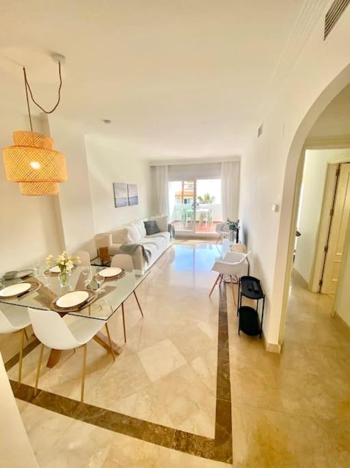 Posezení v ubytování Wonderful appartement on golf site near Marbella