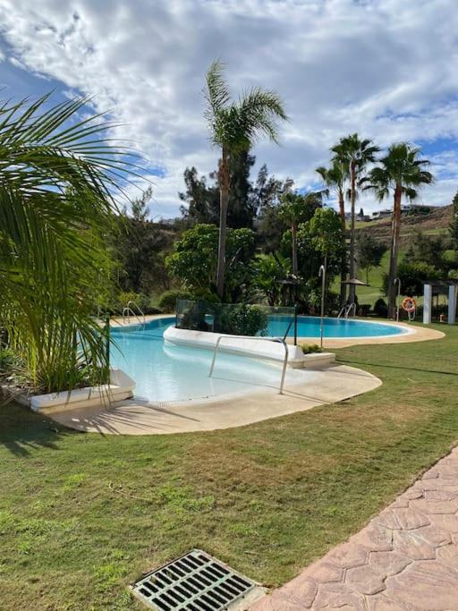 Bazén v ubytování Wonderful appartement on golf site near Marbella nebo v jeho okolí