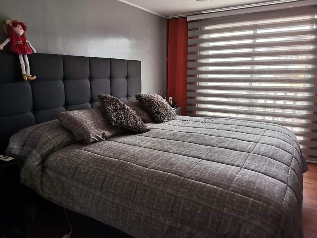 sypialnia z dużym łóżkiem i dużym oknem w obiekcie Casa 3 dormitorios Coquimbo w mieście Coquimbo