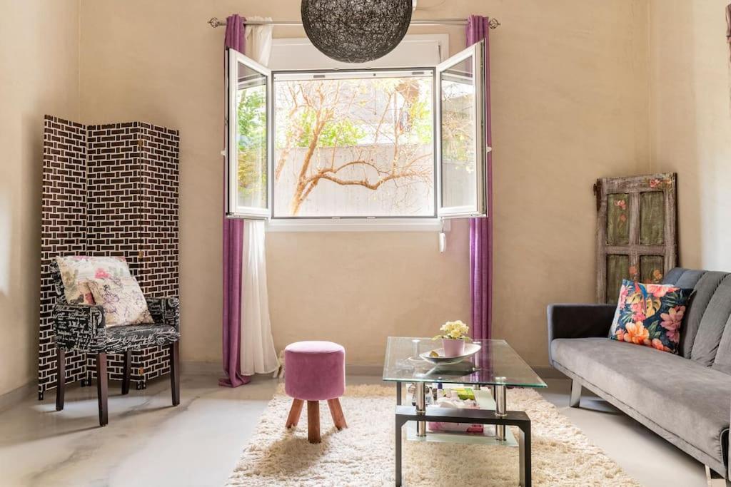 Posedenie v ubytovaní Cute full apt w/backyard in Paleo Faliro