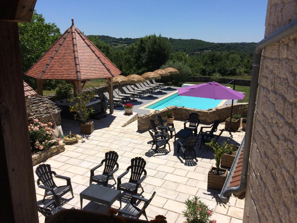 Vista de la piscina de EI Domaine du Bouygues chambres d'hôtes o d'una piscina que hi ha a prop