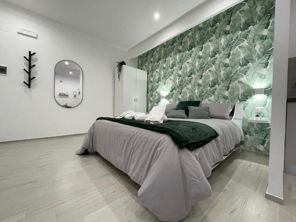 um quarto com uma cama grande e uma parede verde em Casa Vacanza Venere em Barletta