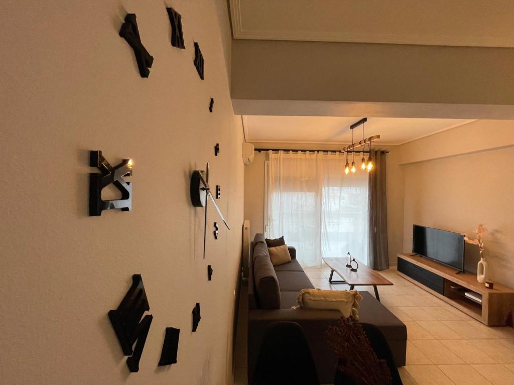 sala de estar con sofá y TV en Filoxenia - Ολόκληρο διαμέρισμα, en Volos