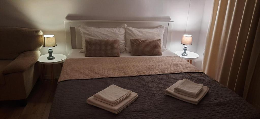Un pat sau paturi într-o cameră la Lyra Apartment