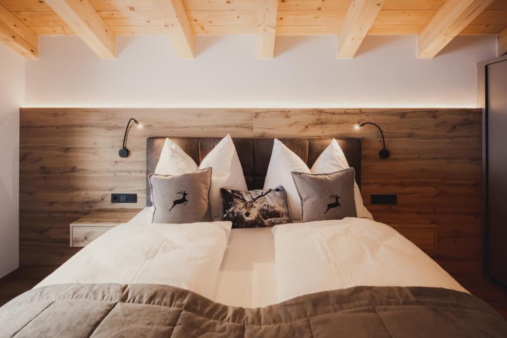 sypialnia z dużym białym łóżkiem z poduszkami w obiekcie Chalet Hochthron w mieście Pfarrwerfen