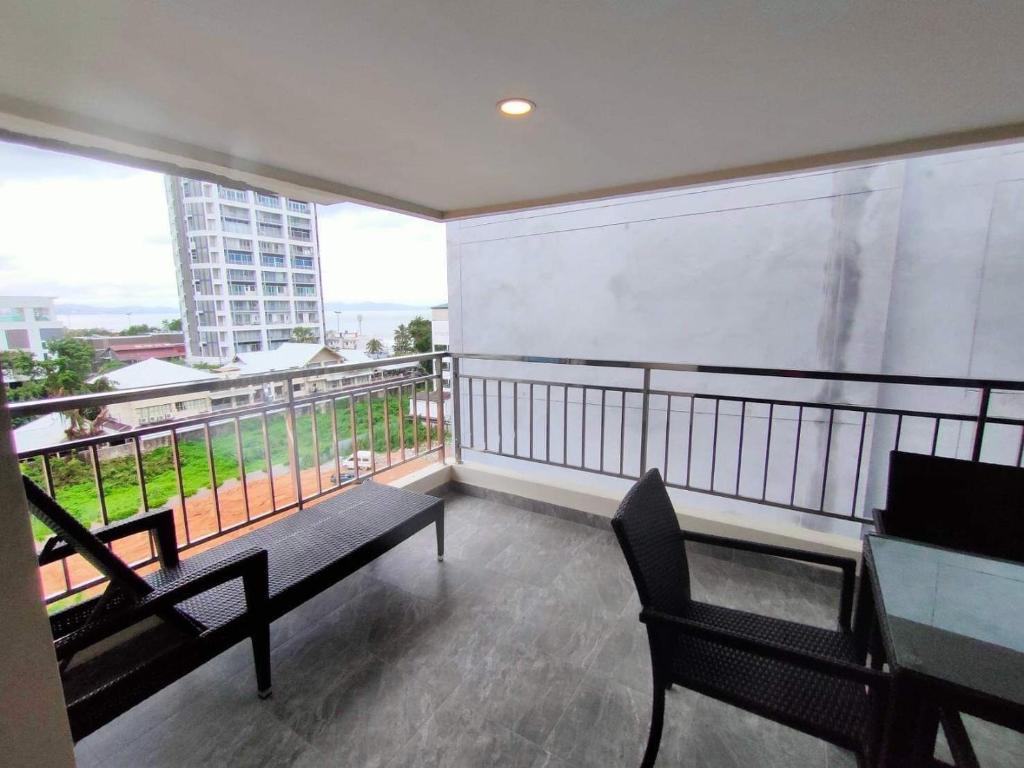 Balkón nebo terasa v ubytování Golden Jomtien Beach Hotel