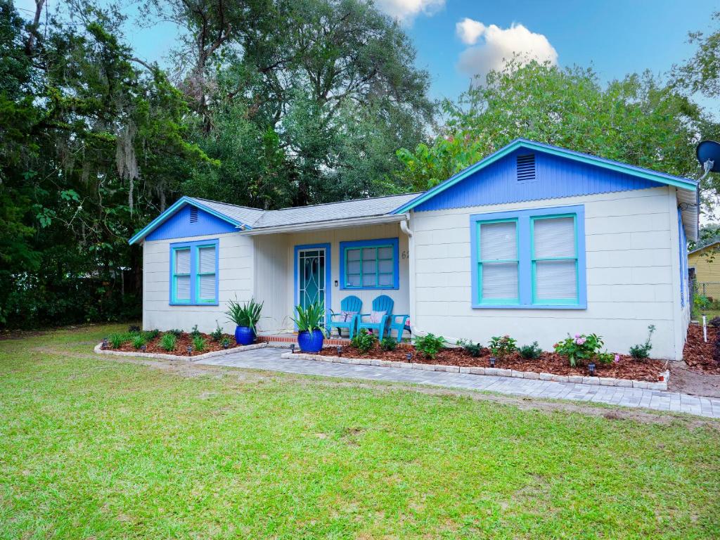 una casa blu e bianca con cortile di Private Home in Ocala with Fenced Yard, Piano, Central Location, Pets Welcome a Ocala