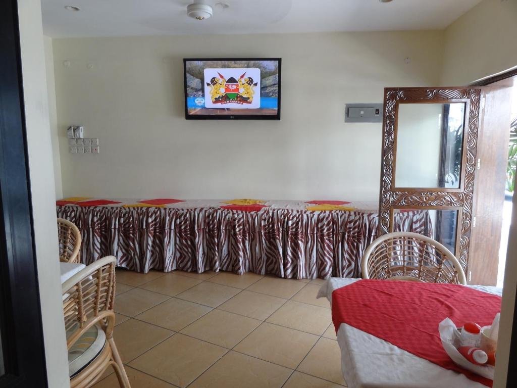 TV a/nebo společenská místnost v ubytování Regency Park Hotel