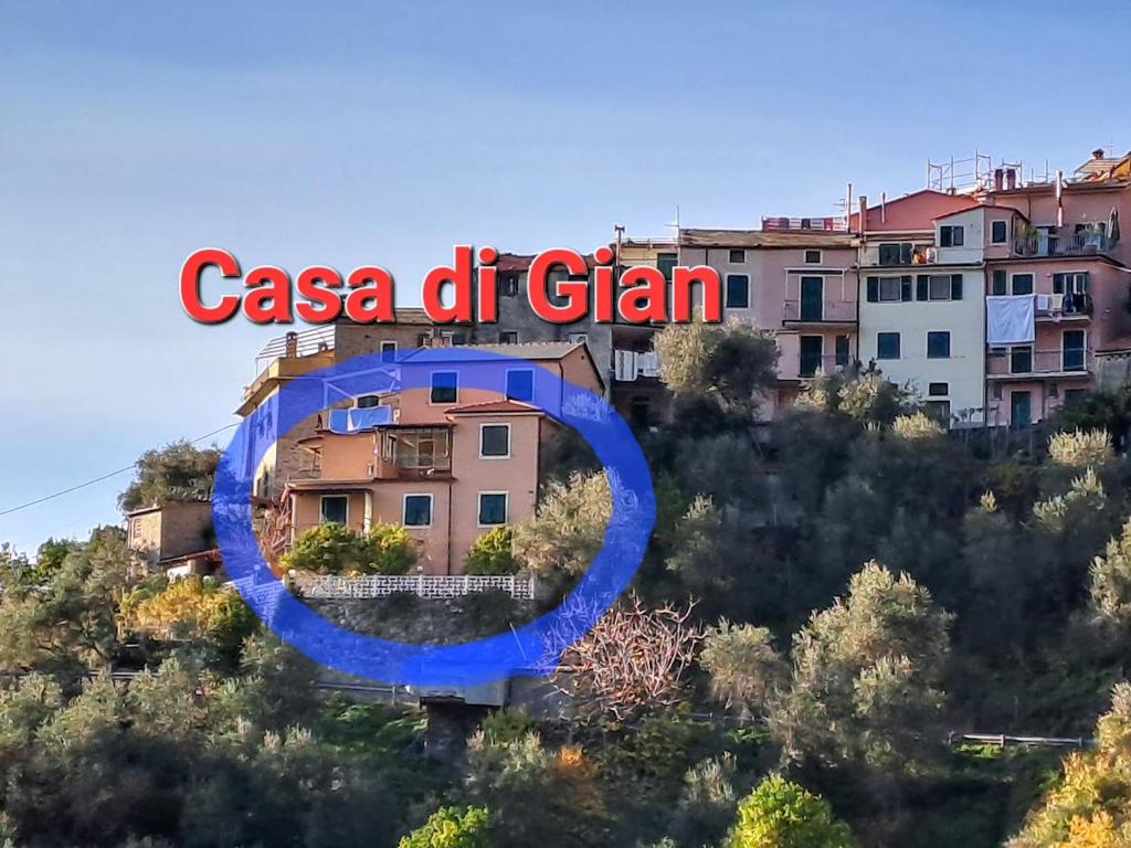una casa en una colina con las palabras Casa del Gain en Casa di Gian en Levanto