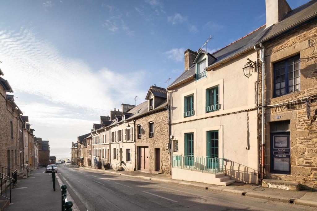 uma rua vazia numa cidade velha com edifícios em Le Phare de la Fenêtre em Cancale