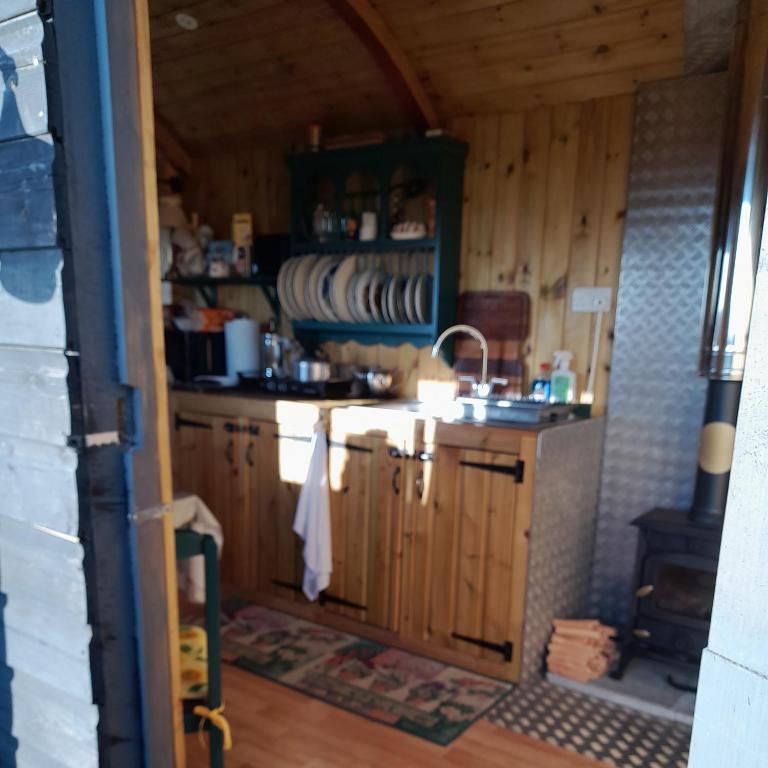 Kuchyň nebo kuchyňský kout v ubytování Lower Haven Shepherds Hut