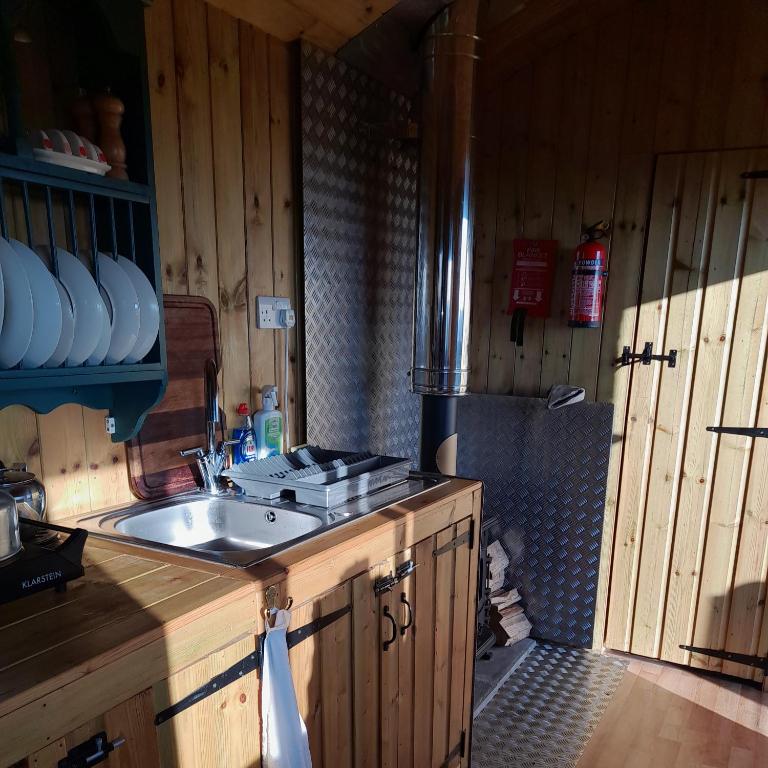 Kuchyň nebo kuchyňský kout v ubytování Lower Haven Shepherds Hut