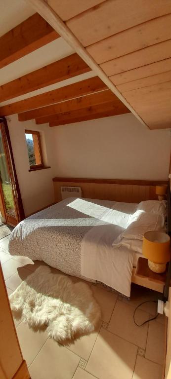 Postel nebo postele na pokoji v ubytování Grange de la Hulotte, gîte 3 étoiles