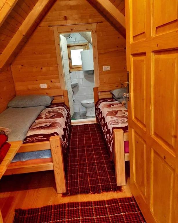Postel nebo postele na pokoji v ubytování Konaci Očeva Zemlja bungalovi Konaci Očeva Zemlja vikendica