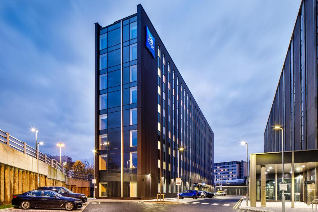 霍尔ibis budget Manchester Airport T2的一栋建筑前停着一辆车