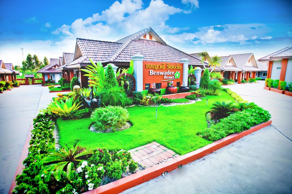 dom z trawnikiem przed nim w obiekcie Benwadee Resort Pattaya w mieście Ban Pong