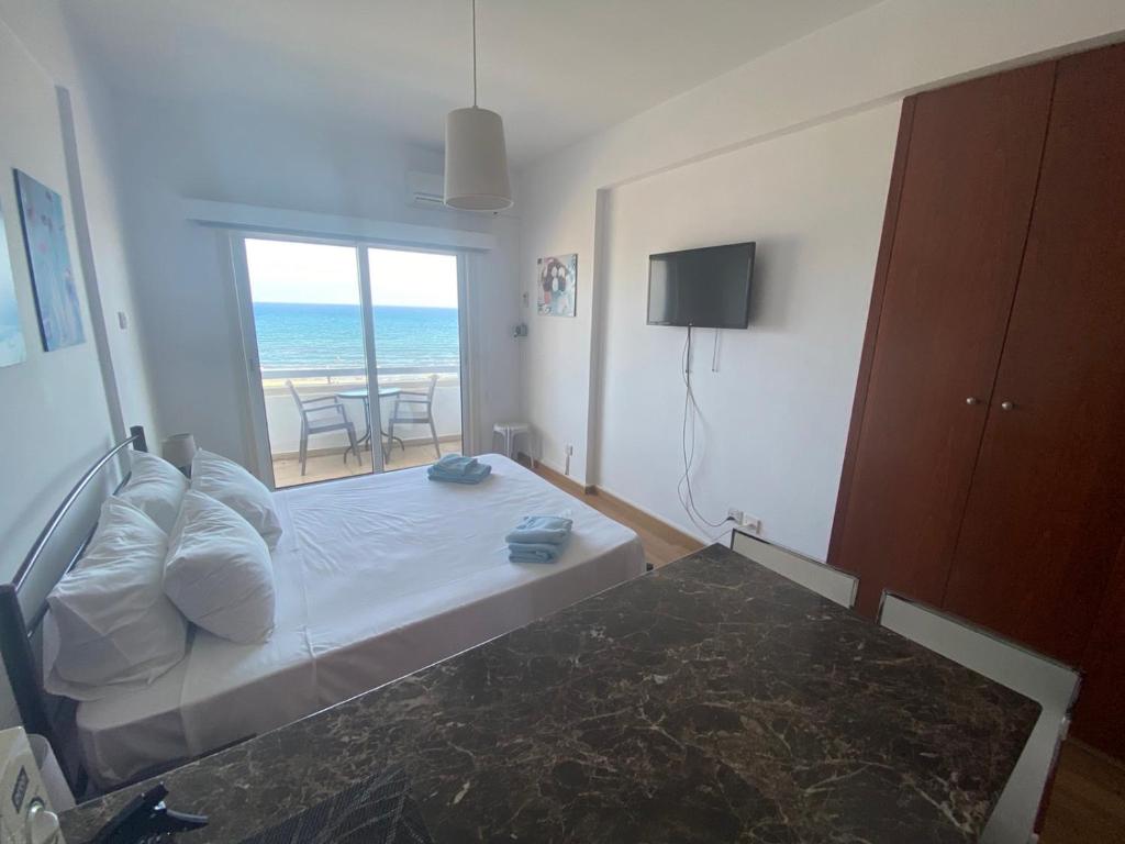 - une chambre avec un lit et une vue sur l'océan dans l'établissement Alex Beach Apartment 33, à Larnaka