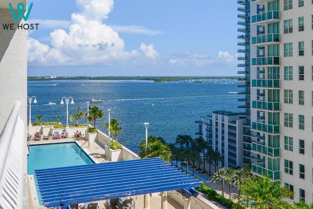 Vom Balkon eines Gebäudes genießen Sie Meerblick. in der Unterkunft We Host - Condo Top Amenities City- Bay View in Miami