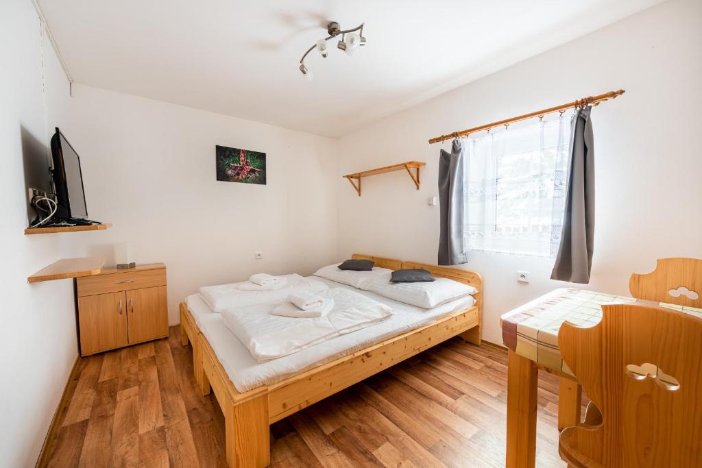 Postel nebo postele na pokoji v ubytování Penzion Černý vlk