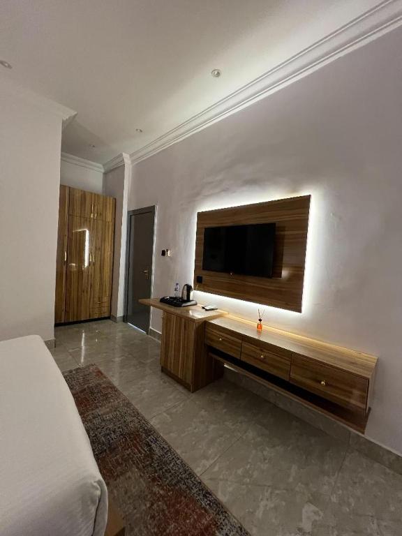 TV a/nebo společenská místnost v ubytování Bricks Residence