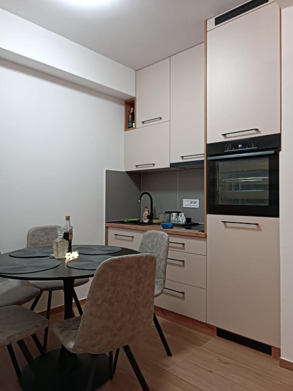 Kuchnia lub aneks kuchenny w obiekcie Apartman Meseceva dolina