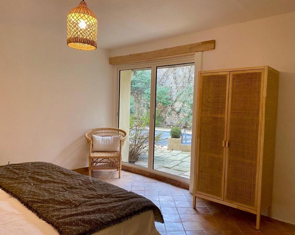 La Maison Des Autres, piscine chauffée, chambres d'hôtes proches Uzès, Nîmes, Pont du Gard - Habitación Doble Con Vista A La Piscina
