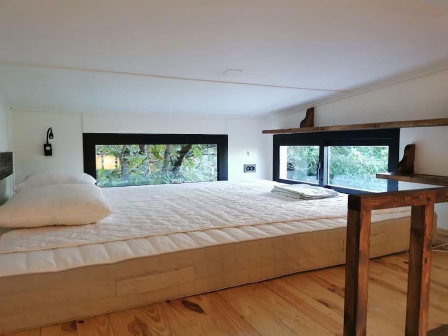 Säng eller sängar i ett rum på Tiny House in Garden with Sea View