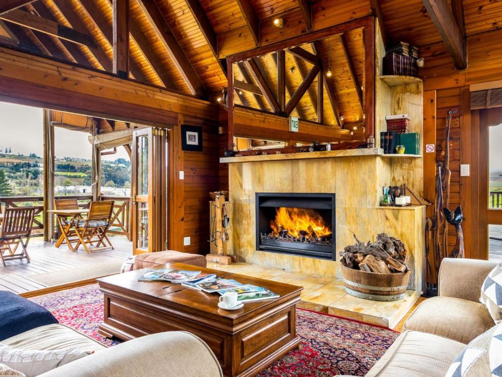 uma sala de estar com lareira numa casa em The Log Cabin Lodge em Stellenbosch