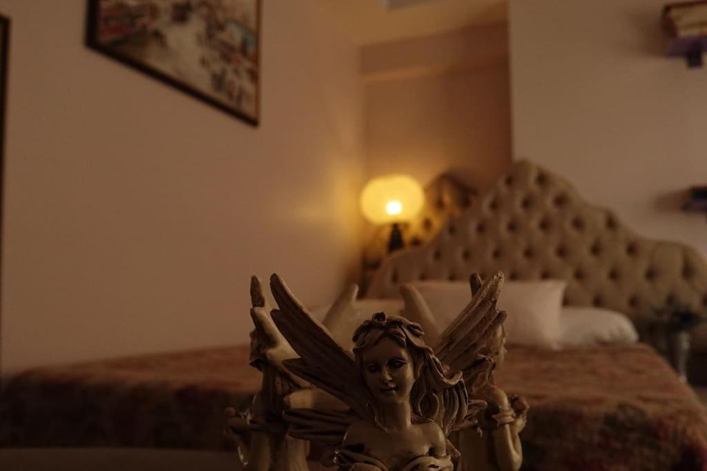 uma estátua de um anjo sentado numa cama em Pera Suites I- Taksim merkez -Klimalı em Istambul