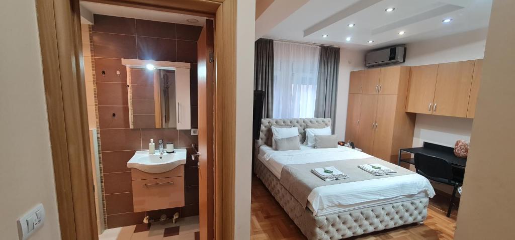 Kupatilo u objektu Design Apartment BUSINESS LUX 3 STAR "RIO" Completely Business LUX place in the City Center & FREE INCLUDED Industry optical WiFi & NETFLIX & Keyless code entry & FULL SMART APP & Kitchen & Washing machine & Wide terrace & SECURE 2 Parking place
