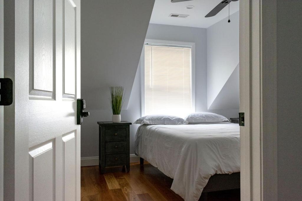 מיטה או מיטות בחדר ב-Queen Bed - Boston - RM 2