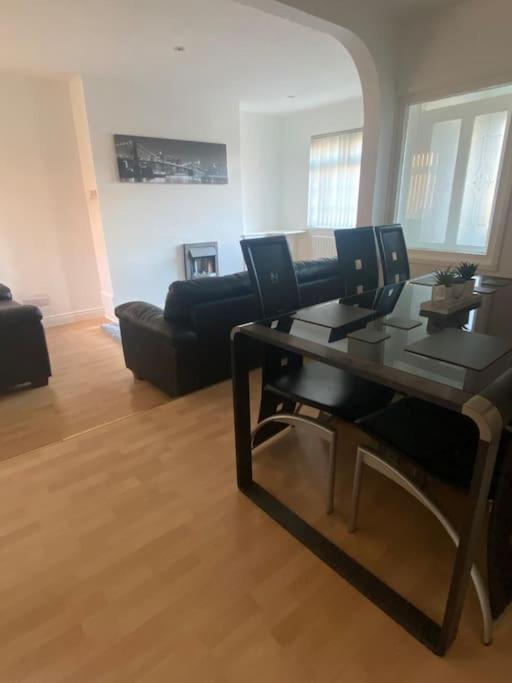 Posezení v ubytování Modern Two Bed House Close To City Centre