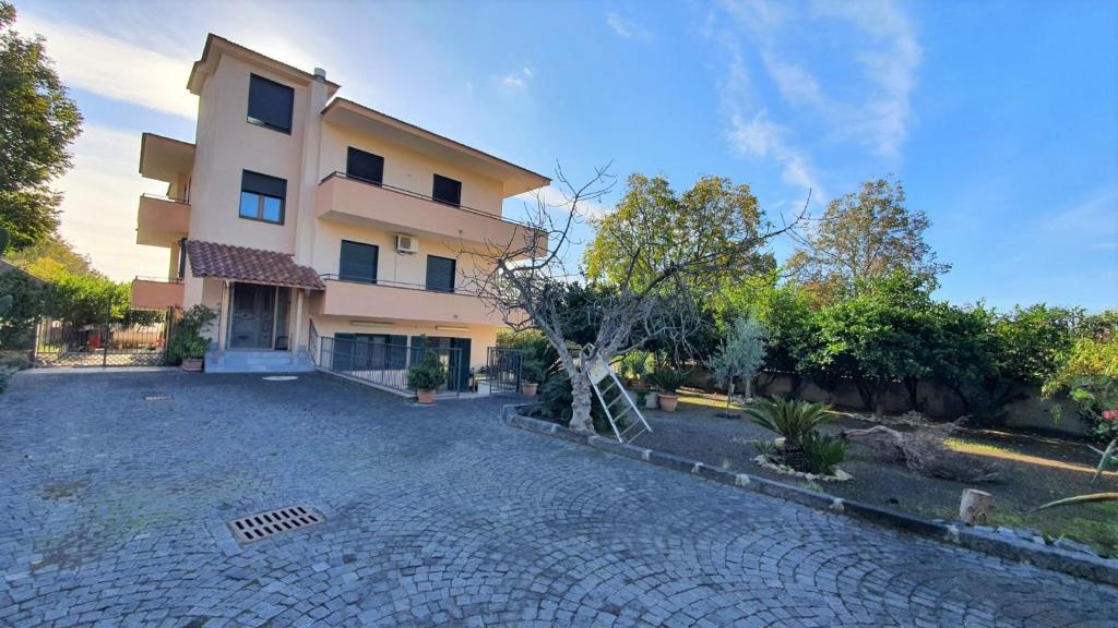 een huis met een oprit ervoor bij Villa Daniela in Sarno