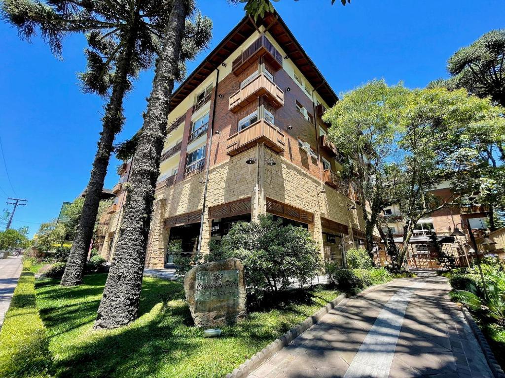 un edificio con palmeras delante en Apartamentos Catedral de Pedra by Achei Gramado, en Canela