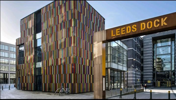 un bâtiment avec un panneau indiquant un bloc de lies dans l'établissement Leeds Dock Apartment, à Hunslet