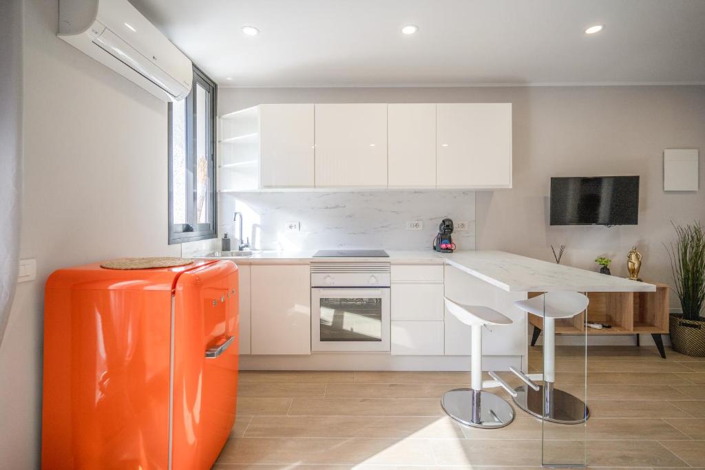 A kitchen or kitchenette at The Little Jewel with Ocean View - Las Americas