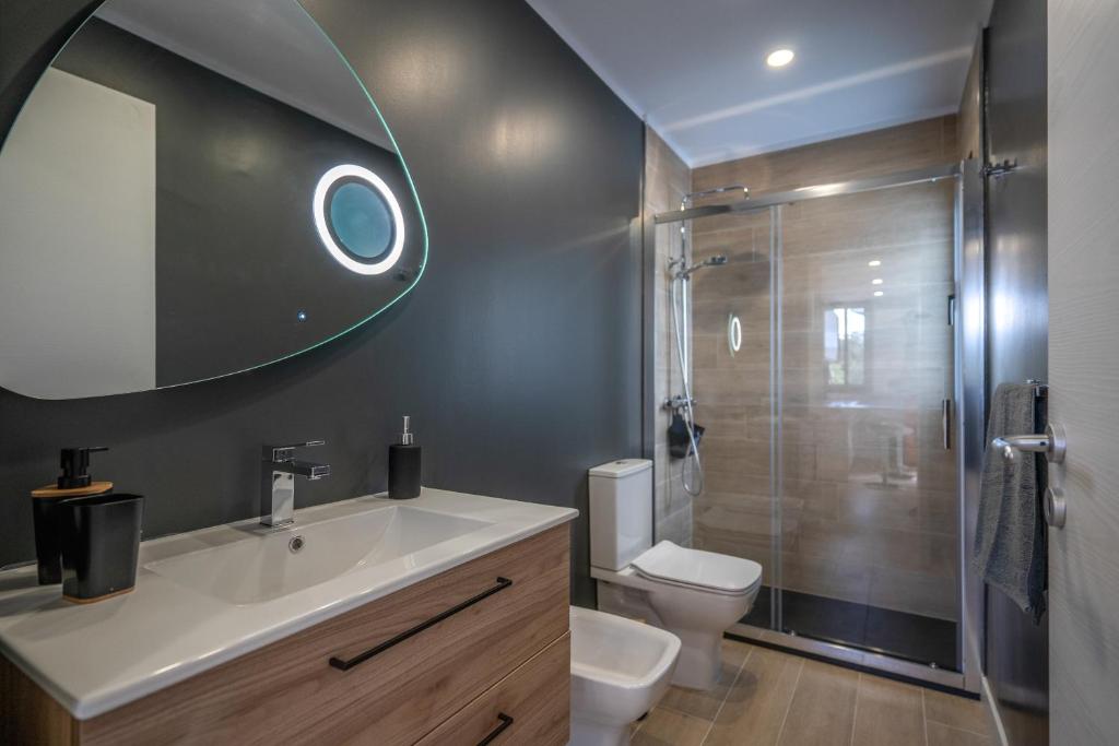 A bathroom at The Little Jewel with Ocean View - Las Americas